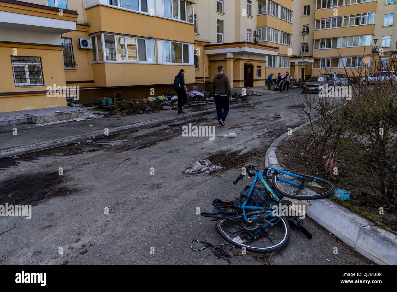 Nach der Befreiung der Stadt von den russischen Eindringlingen, Bucha, Region Kiew, Nordukraine, im Hof eines Wohnhauses, 7. April, 2022. Nach Angaben des Bürgermeisters wurden nach einem Massenmord in Bucha mehr als 300 Einwohner der Stadt tot aufgefunden. Die Ukraine hat den IStGH gebeten, zu untersuchen, was in der Stadt im Rahmen ihrer laufenden Untersuchung der Invasion geschehen ist, um festzustellen, ob eine Reihe von russischen Kriegsverbrechen begangen wurden.[die russischen Behörden haben die Verantwortung verweigert und behauptet, dass die Ukraine Aufnahmen des Ereignisses gefälscht oder inszeniert hat k Stockfoto