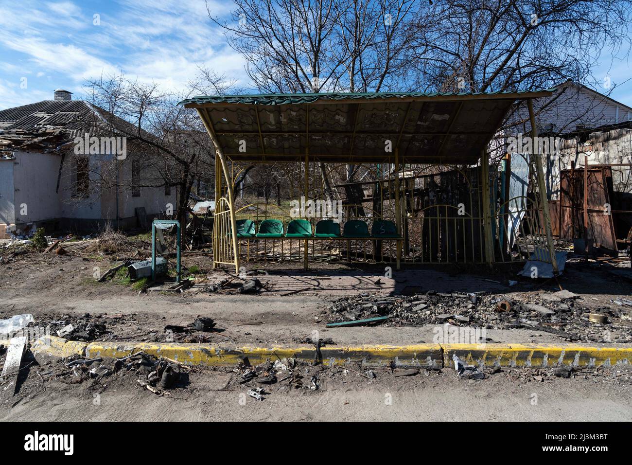 Eine Haltestelle des öffentlichen Nahverkehrs zeigt Schäden nach der Befreiung der Stadt von den russischen Eindringlingen, Bucha, Kiew, Nord-Ukraine, April 7, 2022. Nach Angaben des Bürgermeisters wurden nach einem Massenmord in Bucha mehr als 300 Einwohner der Stadt tot aufgefunden. Die Ukraine hat den IStGH gebeten, zu untersuchen, was in der Stadt im Rahmen ihrer laufenden Untersuchung der Invasion geschehen ist, um festzustellen, ob eine Reihe von russischen Kriegsverbrechen begangen wurden.[die russischen Behörden haben die Verantwortung verweigert und behauptet, dass die Ukraine Aufnahmen des Ereignisses gefälscht oder inszeniert hat Tötung selbst als ein Stockfoto