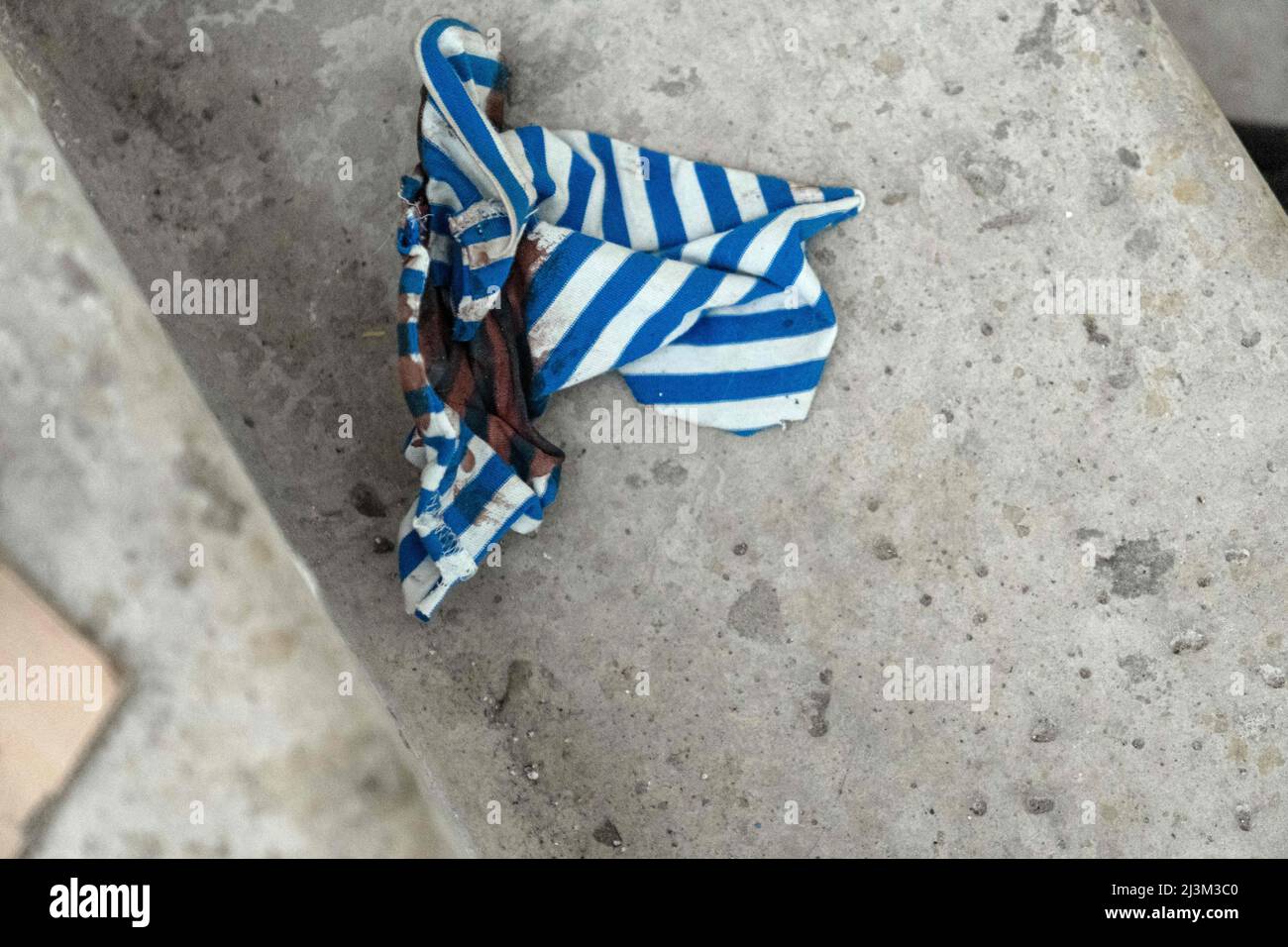 Blutflecken ein Stück der russischen Telnyaschka, das nach der Befreiung der Stadt von den russischen Eindringlingen auf der Treppe zurückgelassen wurde, Bucha, Kiew, Nord-Ukraine, 7. April, 2022. Nach Angaben des Bürgermeisters wurden nach einem Massenmord in Bucha mehr als 300 Einwohner der Stadt tot aufgefunden. Die Ukraine hat den Internationalen Strafgerichtshof gebeten, im Rahmen der laufenden Untersuchung der Invasion zu untersuchen, was in der Stadt geschehen ist, um festzustellen, ob eine Reihe russischer Kriegsverbrechen begangen wurden.[die russischen Behörden haben die Verantwortung verweigert und behauptet, dass die Ukraine Aufnahmen des Ereignisses oder des STA gefälscht hat Stockfoto