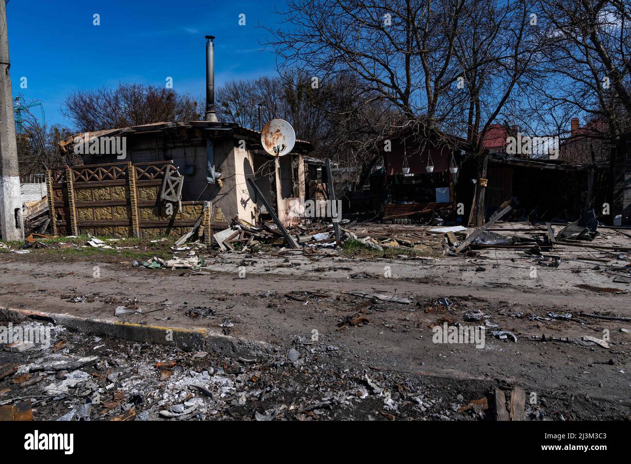 Die Folgen der Feindseligkeiten sind auf einer Straße nach der Befreiung der Stadt von russischen Eindringlingen dargestellt, Bucha, Region Kiew, Nord-Ukraine, April 7, 2022. Nach Angaben des Bürgermeisters wurden nach einem Massenmord in Bucha mehr als 300 Einwohner der Stadt tot aufgefunden. Die Ukraine hat den IStGH gebeten, zu untersuchen, was in der Stadt im Rahmen ihrer laufenden Untersuchung der Invasion geschehen ist, um festzustellen, ob eine Reihe von russischen Kriegsverbrechen begangen wurden.[die russischen Behörden haben die Verantwortung verweigert und behauptet, dass die Ukraine Aufnahmen des Ereignisses gefälscht oder inszeniert hat k Stockfoto