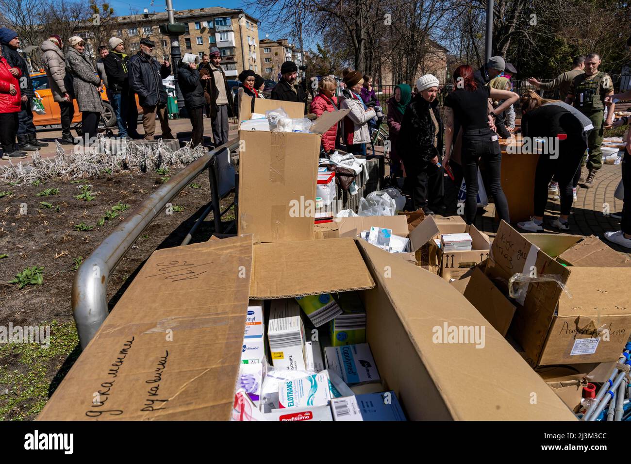 Nach der Befreiung der Stadt von den russischen Eindringlingen, Bucha, Region Kiew, Nordukraine, im April 7, stehen Menschen Schlange, um humanitäre Hilfe zu erhalten. 2022. Nach Angaben des Bürgermeisters wurden nach einem Massenmord in Bucha mehr als 300 Einwohner der Stadt tot aufgefunden. Die Ukraine hat den IStGH gebeten, zu untersuchen, was in der Stadt im Rahmen ihrer laufenden Untersuchung der Invasion geschehen ist, um festzustellen, ob eine Reihe von russischen Kriegsverbrechen begangen wurden.[die russischen Behörden haben die Verantwortung verweigert und behauptet, dass die Ukraine Aufnahmen des Ereignisses gefälscht oder inszeniert hat Tötung selbst ein Stockfoto