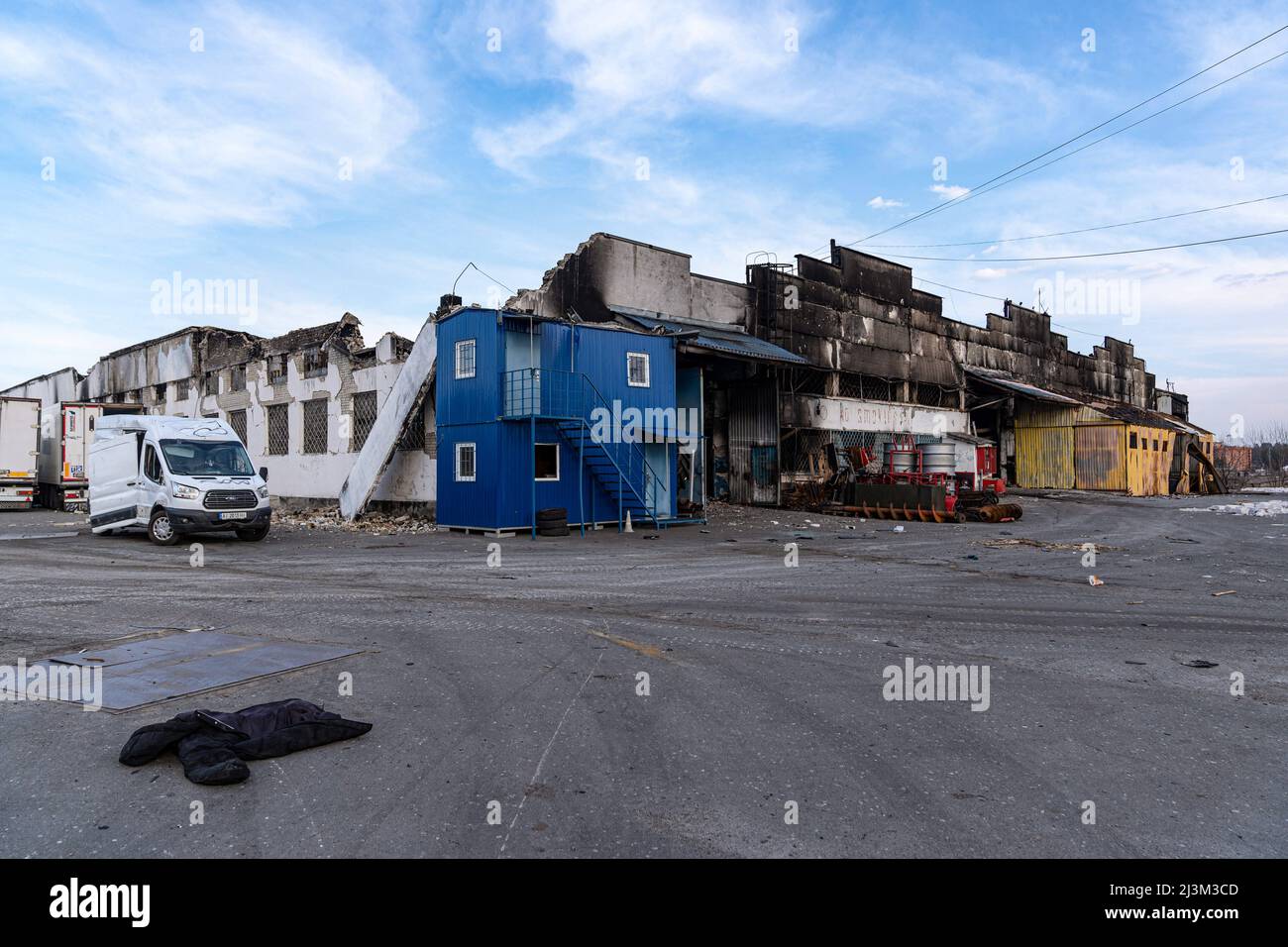 Nach der Befreiung der Stadt von russischen Eindringlingen, Bucha, Region Kiew, Nordukraine, April 7, ist eine zerstörte Anlage abgebildet. 2022. Nach Angaben des Bürgermeisters wurden nach einem Massenmord in Bucha mehr als 300 Einwohner der Stadt tot aufgefunden. Die Ukraine hat den IStGH gebeten, zu untersuchen, was in der Stadt im Rahmen ihrer laufenden Untersuchung der Invasion geschehen ist, um festzustellen, ob eine Reihe von russischen Kriegsverbrechen begangen wurden.[die russischen Behörden haben die Verantwortung verweigert und behauptet, dass die Ukraine Aufnahmen des Ereignisses gefälscht oder inszeniert hat Tötung selbst als fals Stockfoto