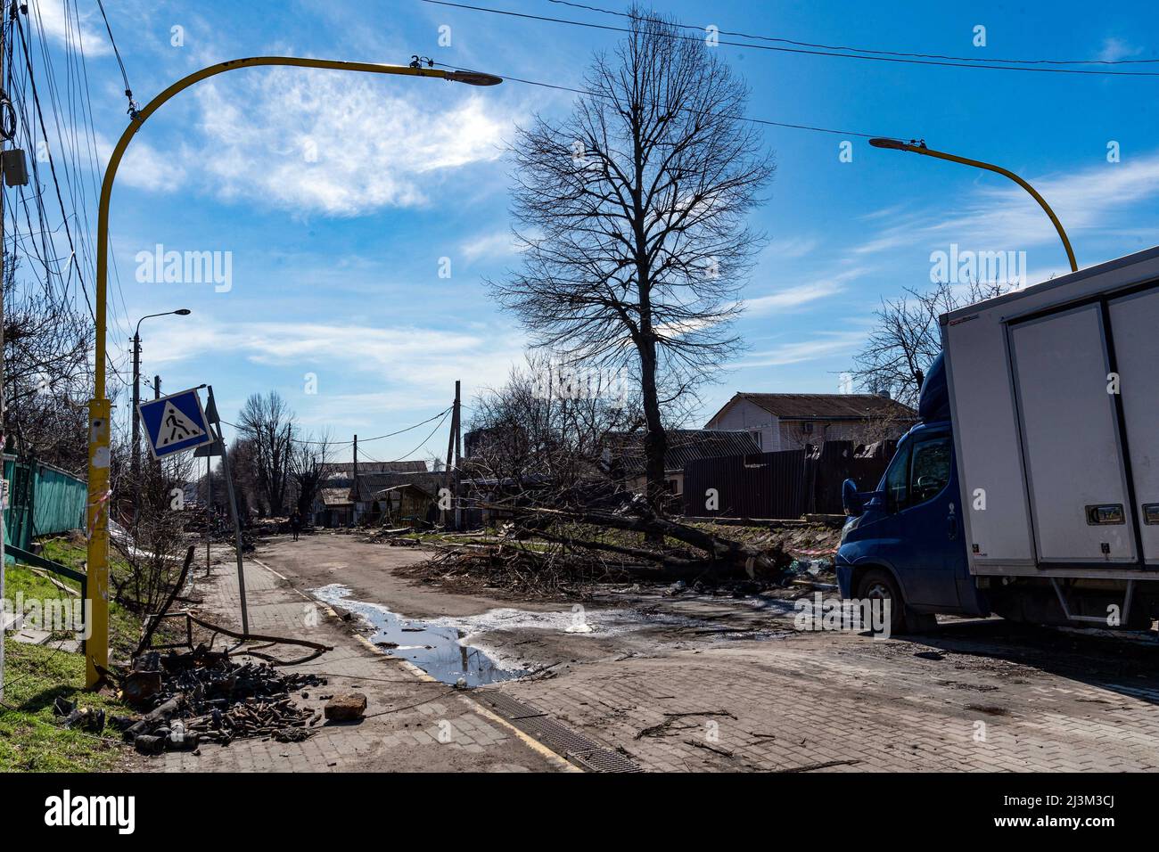 Die Folgen der Feindseligkeiten sind auf einer Straße nach der Befreiung der Stadt von russischen Eindringlingen dargestellt, Bucha, Region Kiew, Nord-Ukraine, April 7, 2022. Nach Angaben des Bürgermeisters wurden nach einem Massenmord in Bucha mehr als 300 Einwohner der Stadt tot aufgefunden. Die Ukraine hat den IStGH gebeten, zu untersuchen, was in der Stadt im Rahmen ihrer laufenden Untersuchung der Invasion geschehen ist, um festzustellen, ob eine Reihe von russischen Kriegsverbrechen begangen wurden.[die russischen Behörden haben die Verantwortung verweigert und behauptet, dass die Ukraine Aufnahmen des Ereignisses gefälscht oder inszeniert hat k Stockfoto