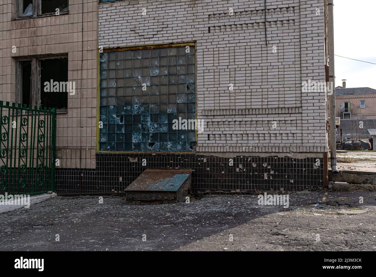Nach der Befreiung der Stadt von den russischen Eindringlingen, Bucha, Region Kiew, Nordukraine, im April 7, 2022. Nach Angaben des Bürgermeisters wurden nach einem Massenmord in Bucha mehr als 300 Einwohner der Stadt tot aufgefunden. Die Ukraine hat den IStGH gebeten, zu untersuchen, was in der Stadt im Rahmen ihrer laufenden Untersuchung der Invasion geschehen ist, um festzustellen, ob eine Reihe von russischen Kriegsverbrechen begangen wurden.[die russischen Behörden haben die Verantwortung verweigert und behauptet, dass die Ukraine Aufnahmen des Ereignisses gefälscht oder inszeniert hat Tötungen selbst Stockfoto