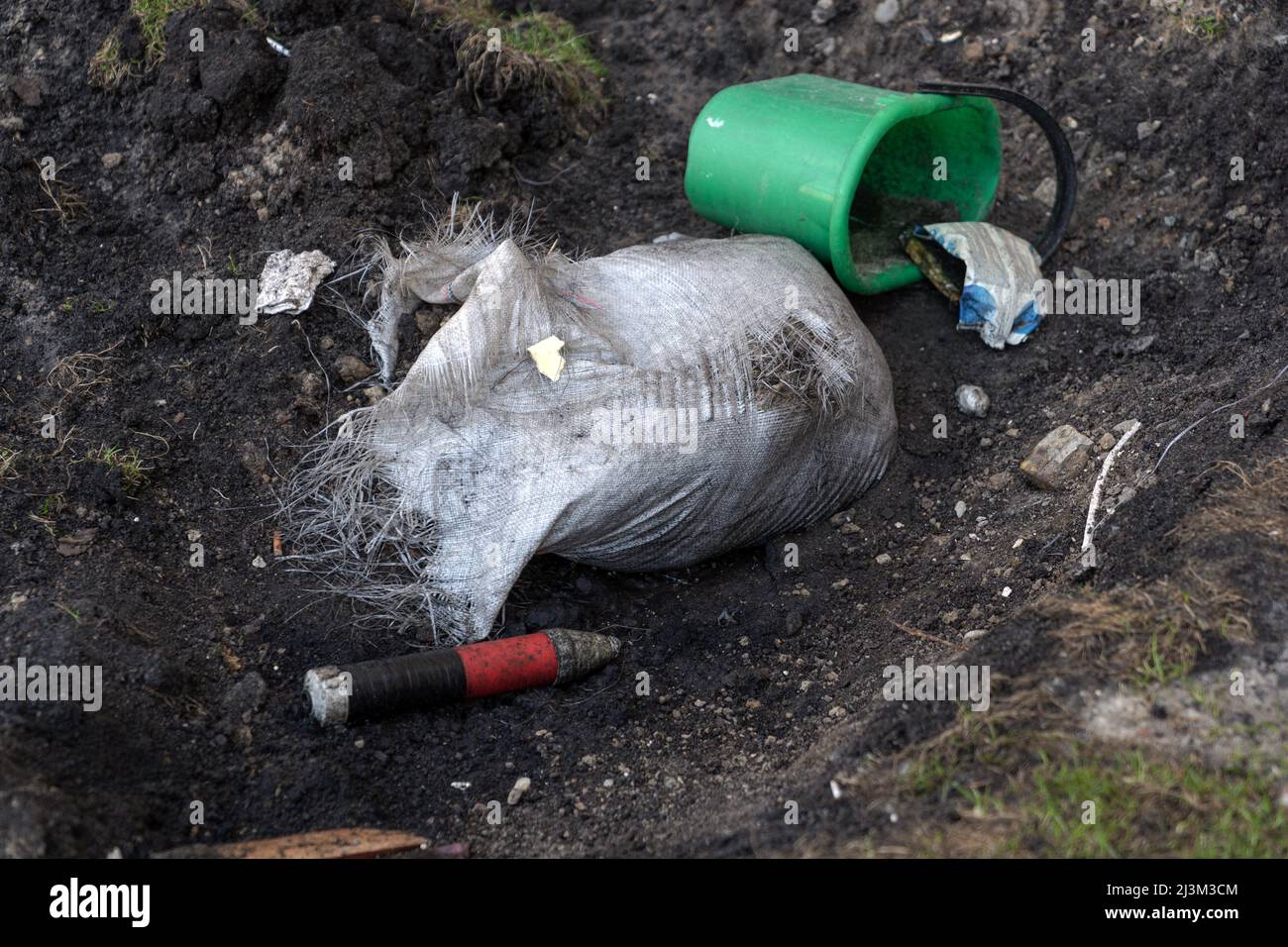 Nach der Befreiung der Stadt von den russischen Eindringlingen, Bucha, Region Kiew, Nordukraine, April 7, sind Gegenstände auf dem Boden zu sehen, die von den russischen Eindringlingen zurückgelassen wurden. 2022. Nach Angaben des Bürgermeisters wurden nach einem Massenmord in Bucha mehr als 300 Einwohner der Stadt tot aufgefunden. Die Ukraine hat den Internationalen Strafgerichtshof gebeten, im Rahmen der laufenden Untersuchung der Invasion zu untersuchen, was in der Stadt geschehen ist, um festzustellen, ob eine Reihe russischer Kriegsverbrechen begangen wurden.[die russischen Behörden haben die Verantwortung verweigert und behauptet, dass die Ukraine Aufnahmen des Ereignisses oder des Hirsches gefälscht habe Stockfoto