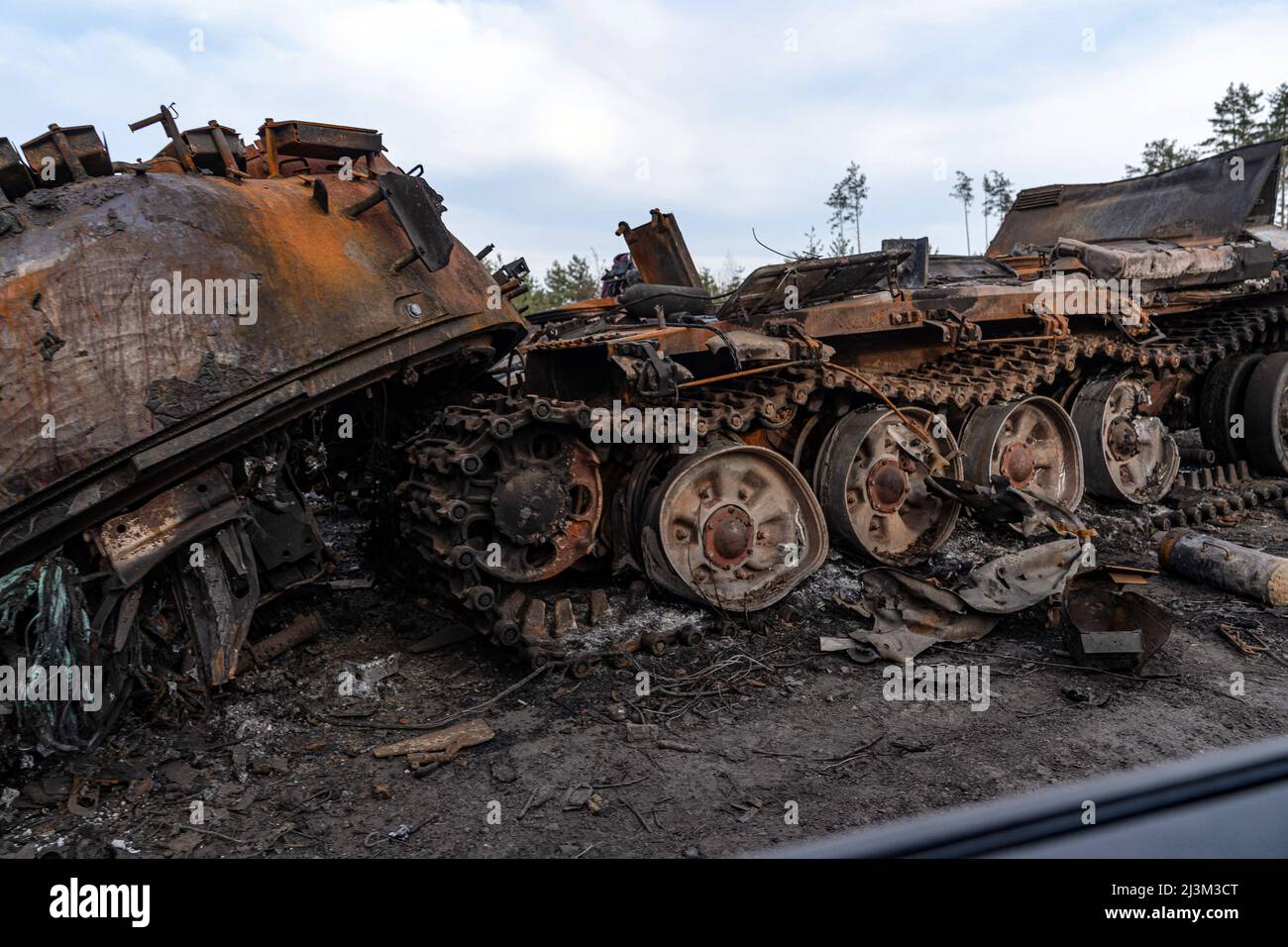 Nach der Befreiung der Stadt von russischen Eindringlingen, Bucha, Region Kiew, Nordukraine, April 7, wird ein zerstörtes Militärfahrzeug auf einer Straße gesehen. 2022. Nach Angaben des Bürgermeisters wurden nach einem Massenmord in Bucha mehr als 300 Einwohner der Stadt tot aufgefunden. Die Ukraine hat den IStGH gebeten, zu untersuchen, was in der Stadt im Rahmen ihrer laufenden Untersuchung der Invasion geschehen ist, um festzustellen, ob eine Reihe von russischen Kriegsverbrechen begangen wurden.[die russischen Behörden haben die Verantwortung verweigert und behauptet, dass die Ukraine Aufnahmen des Ereignisses gefälscht oder inszeniert hat Tötungen Stockfoto