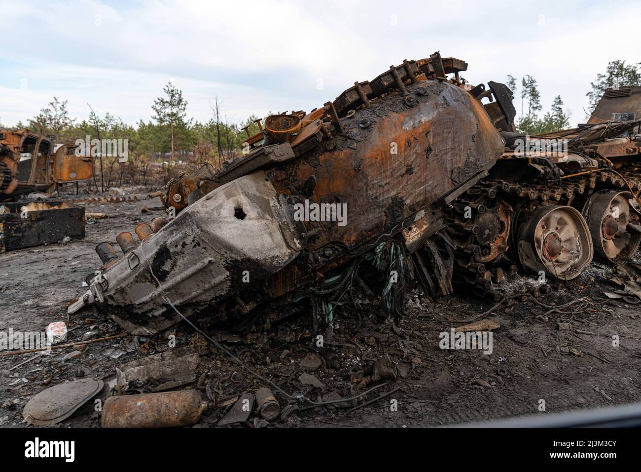 Nach der Befreiung der Stadt von russischen Eindringlingen, Bucha, Region Kiew, Nordukraine, April 7, wird ein zerstörtes Militärfahrzeug auf einer Straße gesehen. 2022. Nach Angaben des Bürgermeisters wurden nach einem Massenmord in Bucha mehr als 300 Einwohner der Stadt tot aufgefunden. Die Ukraine hat den IStGH gebeten, zu untersuchen, was in der Stadt im Rahmen ihrer laufenden Untersuchung der Invasion geschehen ist, um festzustellen, ob eine Reihe von russischen Kriegsverbrechen begangen wurden.[die russischen Behörden haben die Verantwortung verweigert und behauptet, dass die Ukraine Aufnahmen des Ereignisses gefälscht oder inszeniert hat Tötungen Stockfoto