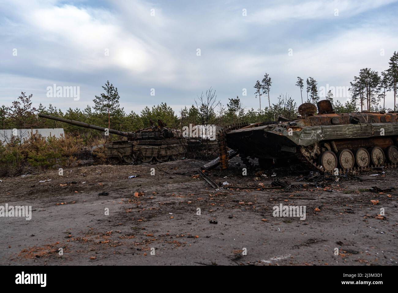 Nach der Befreiung der Stadt von russischen Eindringlingen, Bucha, Region Kiew, Nordukraine, April 7, wird ein zerstörtes Militärfahrzeug auf einer Straße gesehen. 2022. Nach Angaben des Bürgermeisters wurden nach einem Massenmord in Bucha mehr als 300 Einwohner der Stadt tot aufgefunden. Die Ukraine hat den IStGH gebeten, zu untersuchen, was in der Stadt im Rahmen ihrer laufenden Untersuchung der Invasion geschehen ist, um festzustellen, ob eine Reihe von russischen Kriegsverbrechen begangen wurden.[die russischen Behörden haben die Verantwortung verweigert und behauptet, dass die Ukraine Aufnahmen des Ereignisses gefälscht oder inszeniert hat Tötungen Stockfoto