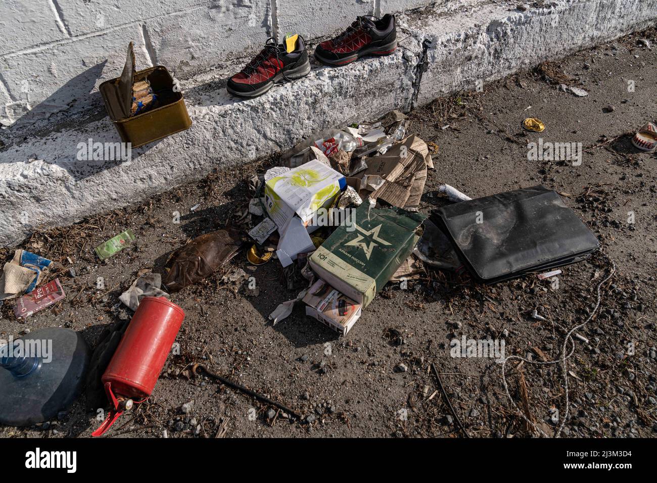 Die von einem russischen Besatzer zurückgebliebenen Gegenstände liegen auf dem Boden, wie man nach der Befreiung der Stadt von den russischen Eroberern sieht, Bucha, Region Kiew, Nordukraine, April 7, 2022. Nach Angaben des Bürgermeisters wurden nach einem Massenmord in Bucha mehr als 300 Einwohner der Stadt tot aufgefunden. Die Ukraine hat den Internationalen Strafgerichtshof gebeten, im Rahmen der laufenden Untersuchung der Invasion zu untersuchen, was in der Stadt geschehen ist, um festzustellen, ob eine Reihe russischer Kriegsverbrechen begangen wurden.[die russischen Behörden haben die Verantwortung verweigert und behauptet, dass die Ukraine Aufnahmen des Ereignisses oder der Ereignisse gefälscht hat Stockfoto