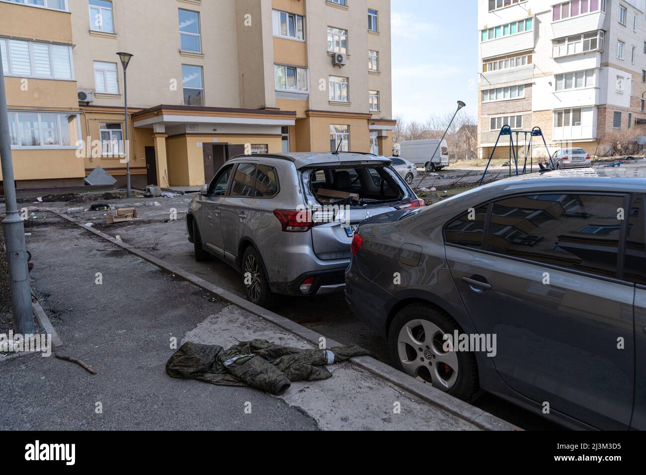 Nach der Befreiung der Stadt von russischen Eindringlingen, Bucha, Region Kiew, Nordukraine, April 7, 2022. Nach Angaben des Bürgermeisters wurden nach einem Massenmord in Bucha mehr als 300 Einwohner der Stadt tot aufgefunden. Die Ukraine hat den IStGH gebeten, zu untersuchen, was in der Stadt im Rahmen ihrer laufenden Untersuchung der Invasion geschehen ist, um festzustellen, ob eine Reihe von russischen Kriegsverbrechen begangen wurden.[die russischen Behörden haben die Verantwortung verweigert und behauptet, dass die Ukraine Aufnahmen des Ereignisses gefälscht oder inszeniert hat Tötungen i Stockfoto