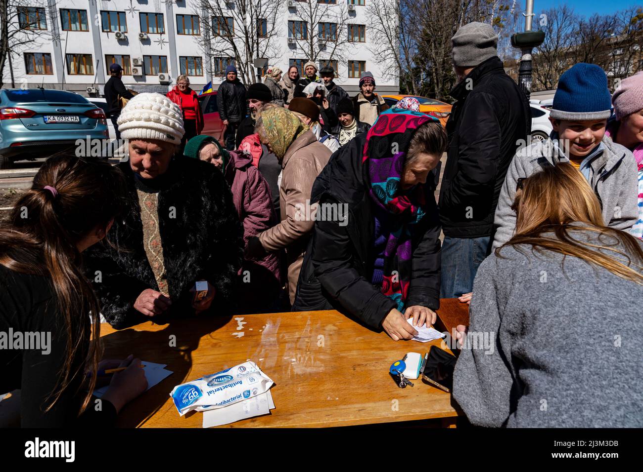 Humanitäre Hilfe für die Menschen nach der Befreiung der Stadt von den russischen Eindringlingen, Bucha, Region Kiew, Nordukraine, April 7, 2022. Nach Angaben des Bürgermeisters wurden nach einem Massenmord in Bucha mehr als 300 Einwohner der Stadt tot aufgefunden. Die Ukraine hat den IStGH gebeten, zu untersuchen, was in der Stadt im Rahmen ihrer laufenden Untersuchung der Invasion geschehen ist, um festzustellen, ob eine Reihe von russischen Kriegsverbrechen begangen wurden.[die russischen Behörden haben die Verantwortung verweigert und behauptet, dass die Ukraine Aufnahmen des Ereignisses gefälscht oder inszeniert hat Das Töten selbst als falsch Stockfoto