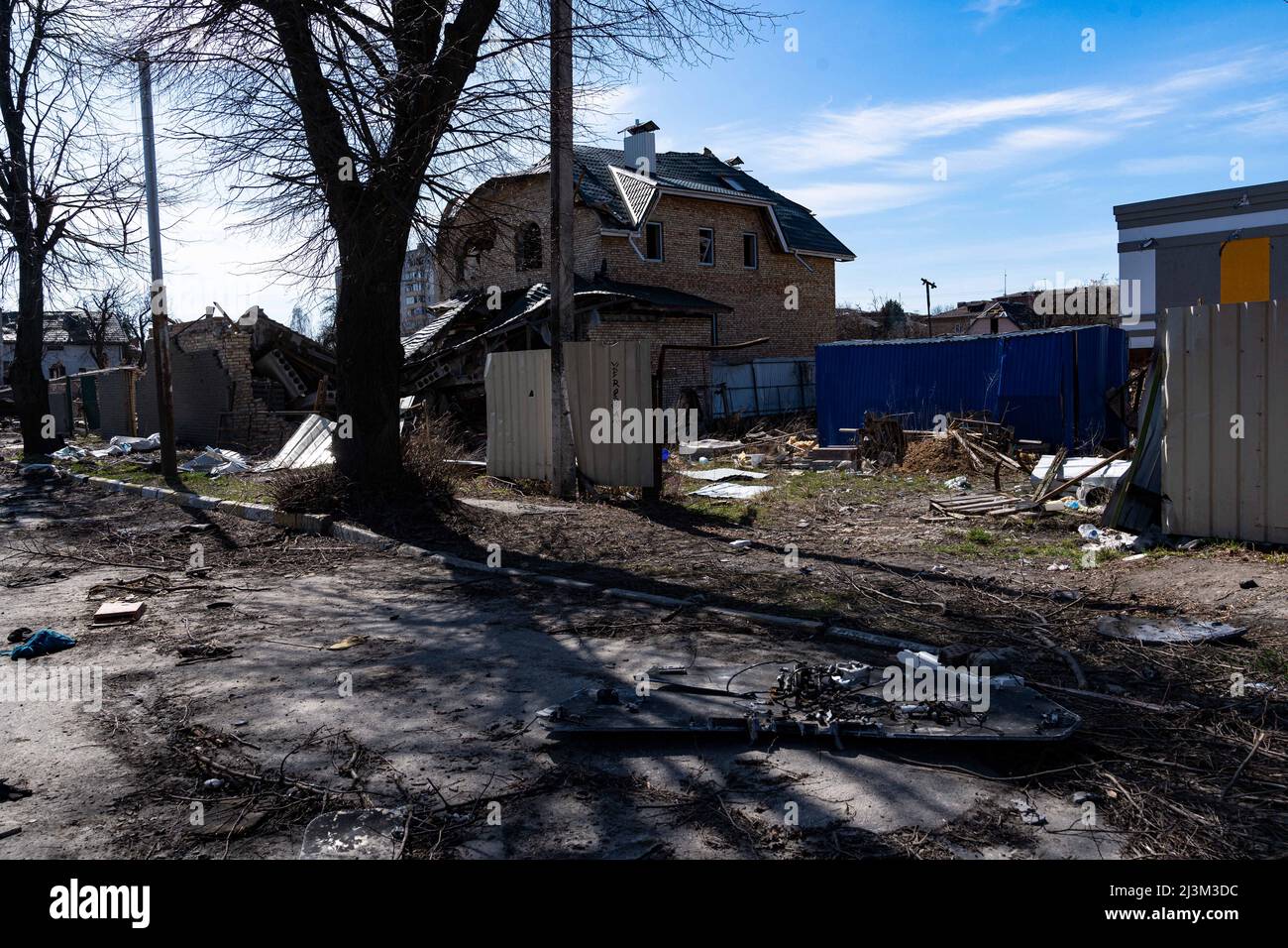 Die Folgen der Feindseligkeiten sind auf einer Straße nach der Befreiung der Stadt von russischen Eindringlingen dargestellt, Bucha, Region Kiew, Nord-Ukraine, April 7, 2022. Nach Angaben des Bürgermeisters wurden nach einem Massenmord in Bucha mehr als 300 Einwohner der Stadt tot aufgefunden. Die Ukraine hat den IStGH gebeten, zu untersuchen, was in der Stadt im Rahmen ihrer laufenden Untersuchung der Invasion geschehen ist, um festzustellen, ob eine Reihe von russischen Kriegsverbrechen begangen wurden.[die russischen Behörden haben die Verantwortung verweigert und behauptet, dass die Ukraine Aufnahmen des Ereignisses gefälscht oder inszeniert hat k Stockfoto