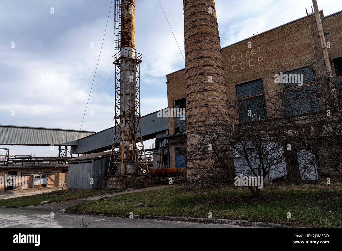 Auf dem Gebäude einer lokalen Fabrik nach der Befreiung der Stadt von den russischen Invasoren, Bucha, Region Kiew, Nordukraine, am 7. April, ist der Satz „50 Jahre UdSSR“ abgebildet. 2022. Nach Angaben des Bürgermeisters wurden nach einem Massenmord in Bucha mehr als 300 Einwohner der Stadt tot aufgefunden. Die Ukraine hat den Internationalen Strafgerichtshof gebeten, im Rahmen der laufenden Untersuchung der Invasion zu untersuchen, was in der Stadt geschehen ist, um festzustellen, ob eine Reihe russischer Kriegsverbrechen begangen wurden.[die russischen Behörden haben die Verantwortung verweigert und behauptet, die Ukraine habe Aufnahmen des Vorabends gefälscht Stockfoto