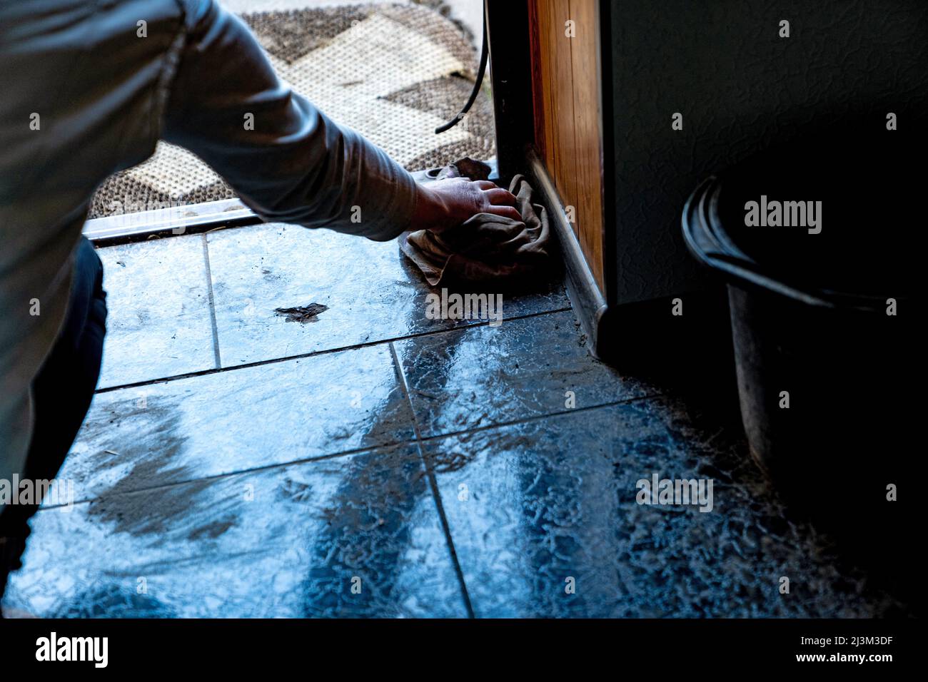 Nach der Befreiung der Stadt von den russischen Eindringlingen, Bucha, Region Kiew, Nordukraine, am 7. April, wischt eine Frau den Boden in einer Wohnung. 2022. Nach Angaben des Bürgermeisters wurden nach einem Massenmord in Bucha mehr als 300 Einwohner der Stadt tot aufgefunden. Die Ukraine hat den IStGH gebeten, zu untersuchen, was in der Stadt im Rahmen ihrer laufenden Untersuchung der Invasion geschehen ist, um festzustellen, ob eine Reihe von russischen Kriegsverbrechen begangen wurden.[die russischen Behörden haben die Verantwortung verweigert und behauptet, dass die Ukraine Aufnahmen des Ereignisses gefälscht oder inszeniert hat Tötungen Stockfoto