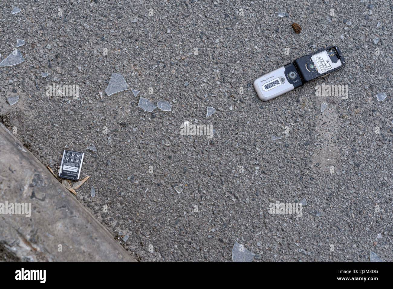 Ein defektes Mobiltelefon liegt auf dem Boden, wie nach der Befreiung der Stadt von russischen Eindringlingen, Bucha, Region Kiew, Nordukraine, April 7, 2022. Nach Angaben des Bürgermeisters wurden nach einem Massenmord in Bucha mehr als 300 Einwohner der Stadt tot aufgefunden. Die Ukraine hat den IStGH gebeten, zu untersuchen, was in der Stadt im Rahmen ihrer laufenden Untersuchung der Invasion geschehen ist, um festzustellen, ob eine Reihe von russischen Kriegsverbrechen begangen wurden.[die russischen Behörden haben die Verantwortung verweigert und behauptet, dass die Ukraine Aufnahmen des Ereignisses gefälscht oder inszeniert hat Tötungen Stockfoto