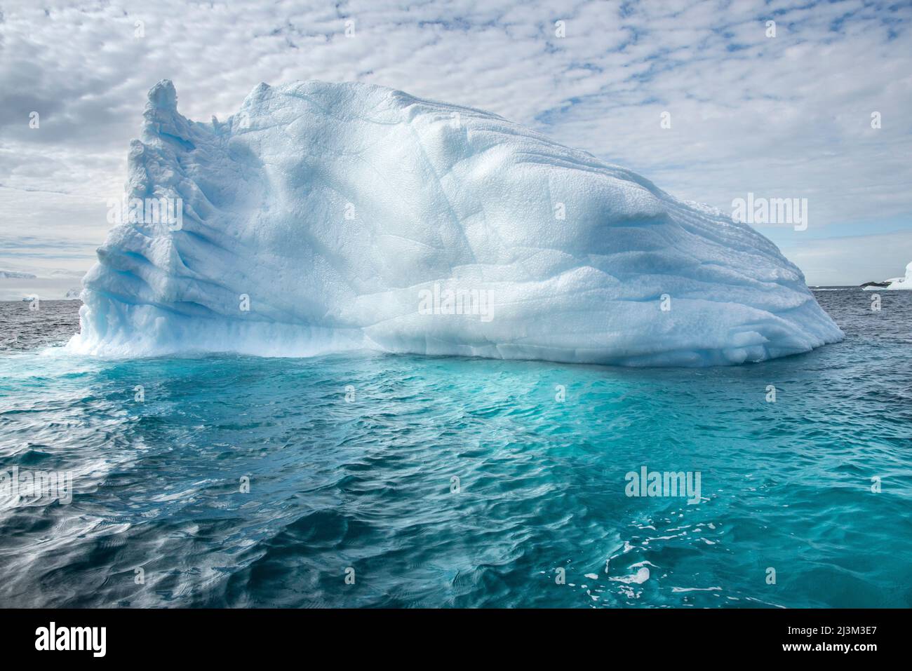 Eisberg vor Enterprise Island. Sie ist auch als North Nansen Island bekannt, 2,8 Kilometer (1,5 nmi) lang und liegt am nordöstlichen Ende der Nansen Isla... Stockfoto