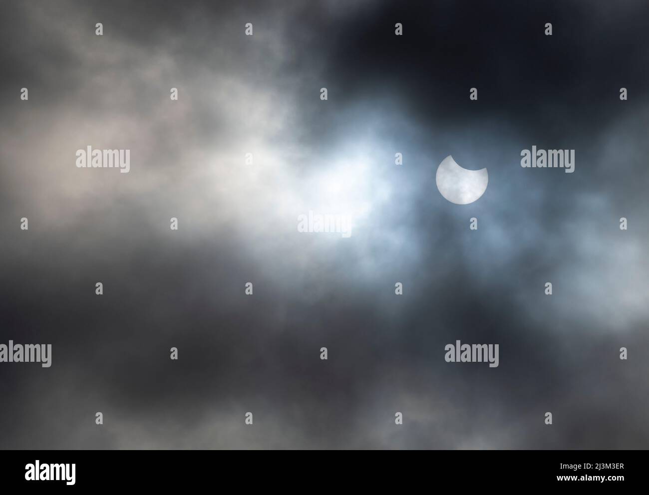 Partielle Sonnenfinsternis in einem bewölkten Himmel; South Shields, Tyne und Wear, England Stockfoto