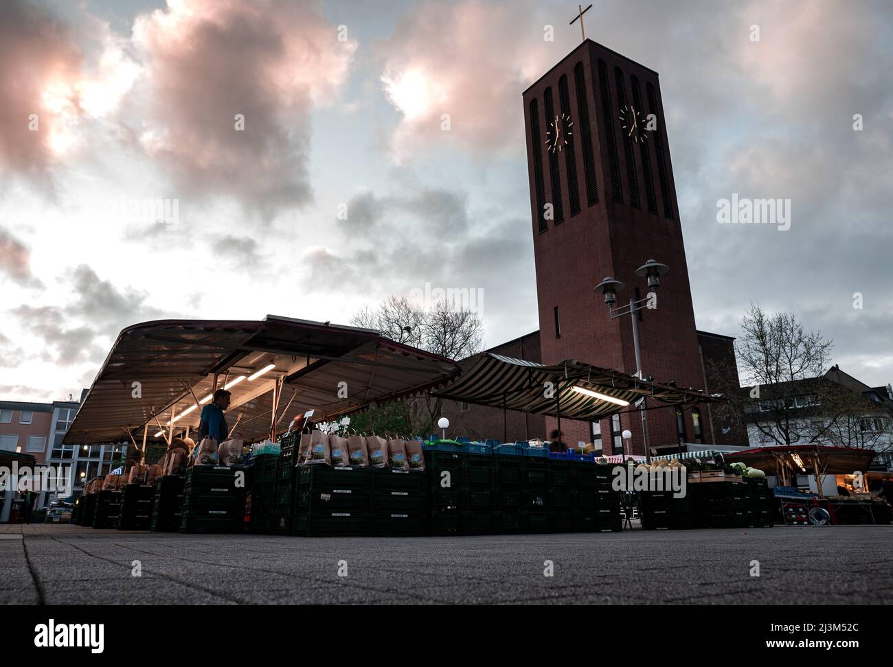 Oberhausen, Deutschland. 09. April 2022. Der Stand der Familie Mosters befindet sich auf dem Wochenmarkt in Oberhausen-Sterkrade. Durch den Krieg in der Ukraine steigen die Preise für viele Produkte, selbst Grundnahrungsmittel sind betroffen. Quelle: Fabian Strauch/dpa/Alamy Live News Stockfoto