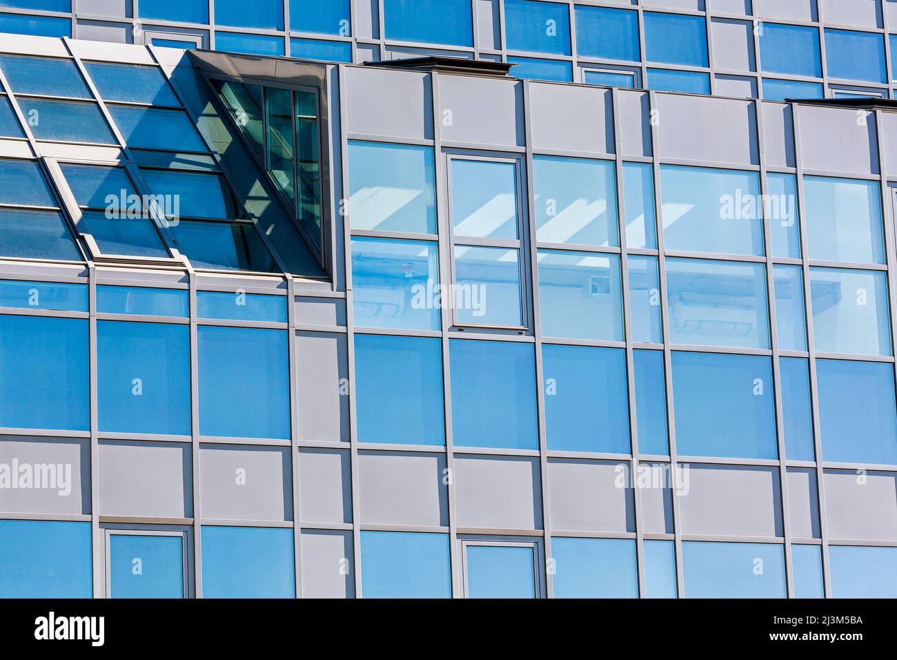Moderne Glasfassade eines Bürogebäudes. Abstrakte zeitgenössische Architektur. Stockfoto