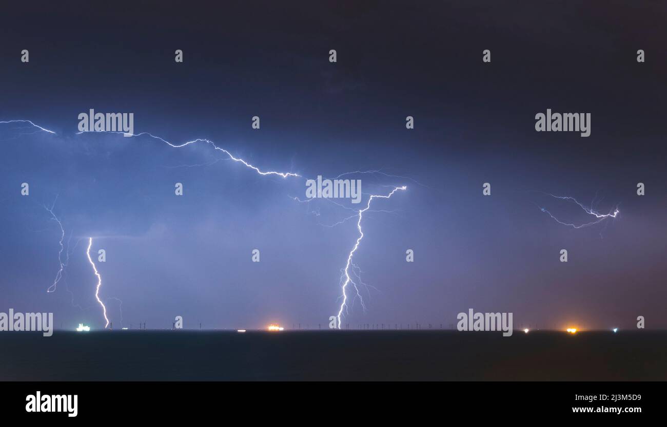 Ein spektakulärer Blitzschlag trifft auf den Offshore-Windpark Rampion im Ärmelkanal bei Brighton an der Südküste des Vereinigten Königreichs Stockfoto