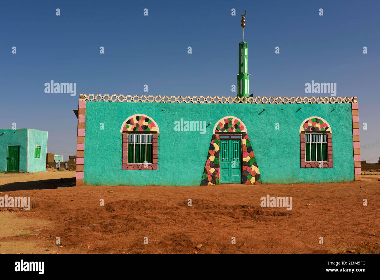 Eine typische nubische Moschee mit lebendigen Farben.; Sudan, Afrika. Stockfoto