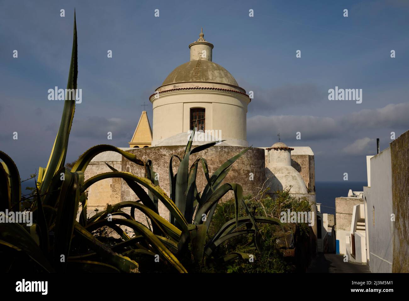Außenansicht einer Kirche auf der Insel Stromboli.; Insel Stromboli, Italien. Stockfoto