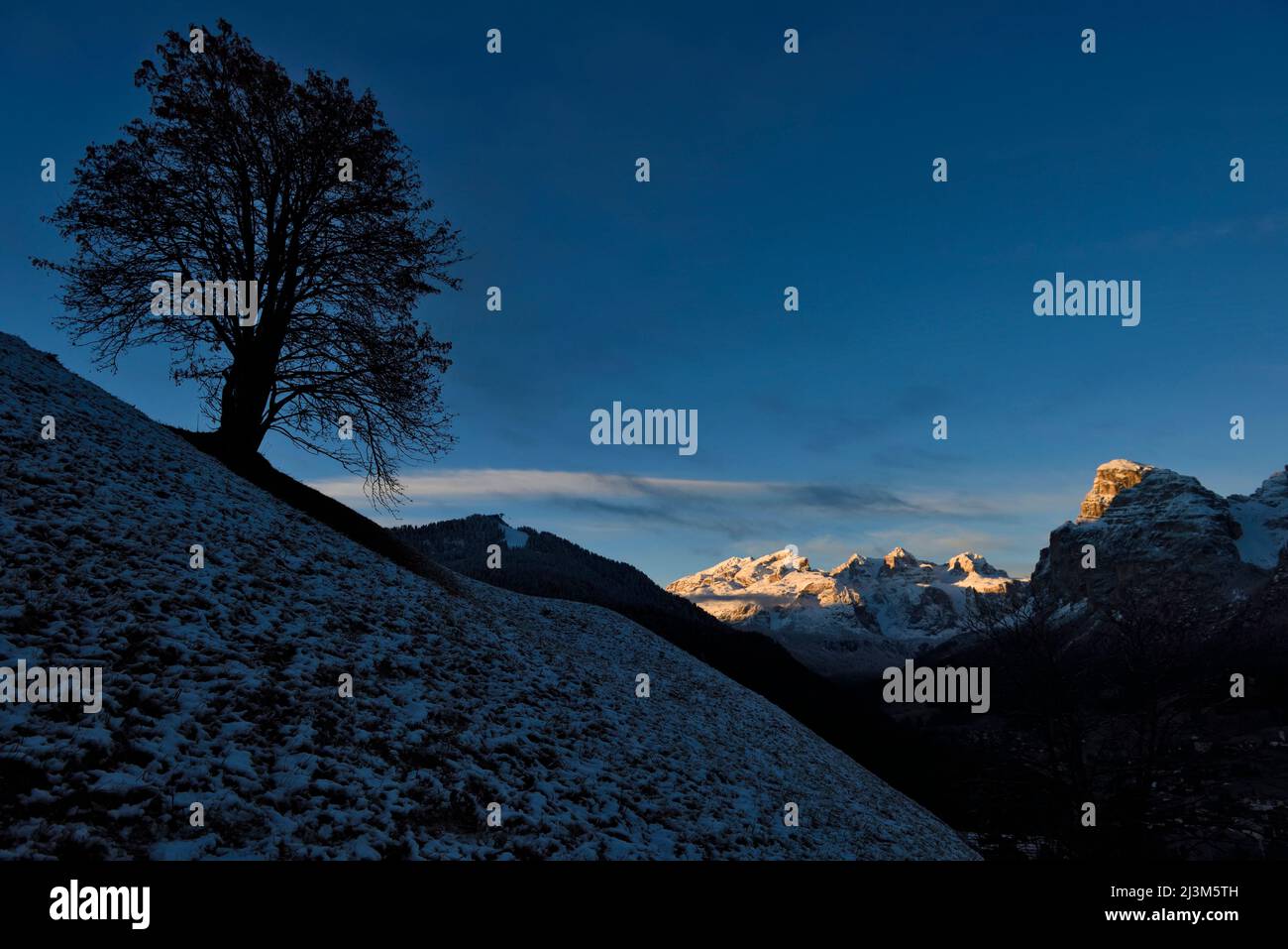 Sonnenlicht scheint auf dem Berg Conturines-Spitze in den italienischen Dolomiten.; Cortina d'Ampezzo, Dolomiten, Italien. Stockfoto