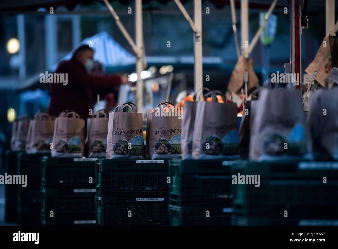 Oberhausen, Deutschland. 09. April 2022. Kartoffelsäcke stehen auf dem Wochenmarkt in Oberhausen-Sterkrade. Durch den Krieg in der Ukraine steigen die Preise für viele Produkte, selbst Grundnahrungsmittel sind betroffen. Quelle: Fabian Strauch/dpa/Alamy Live News Stockfoto