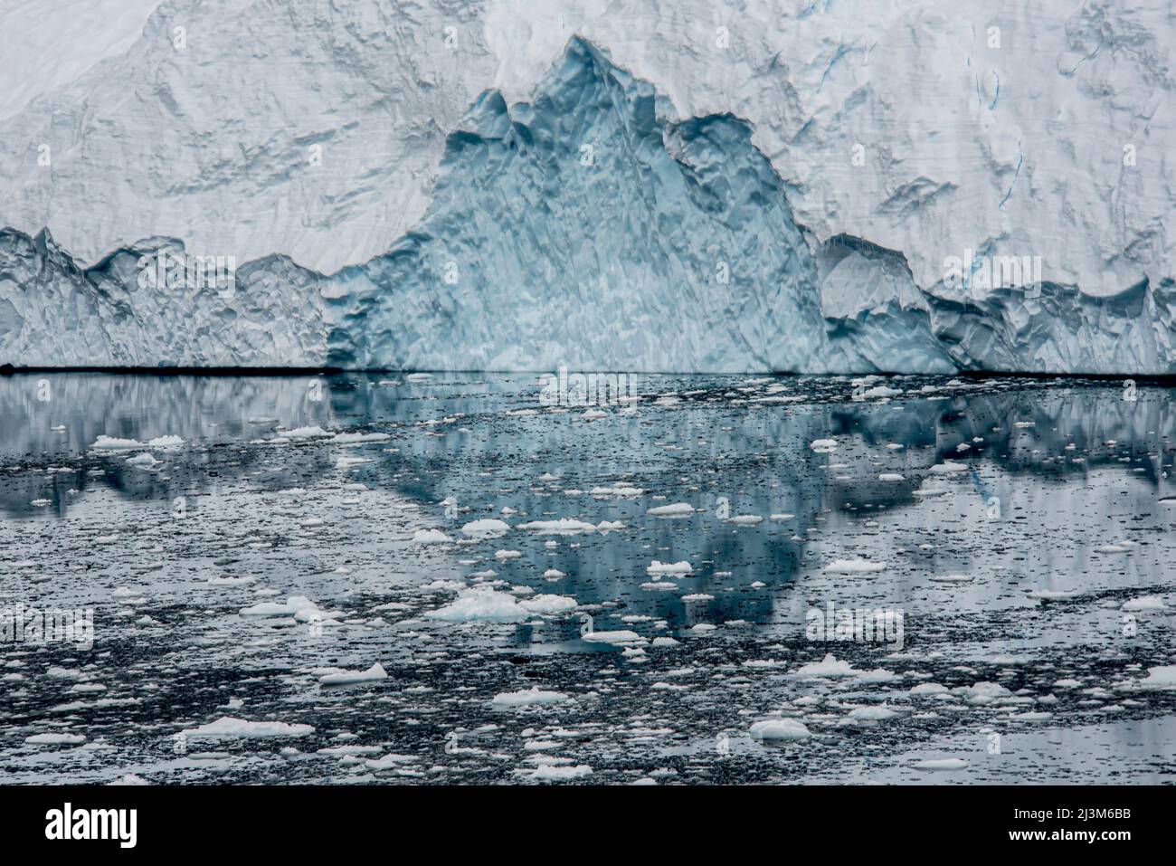 Hohlraum, der von einem riesigen Fragment hinterlassen wird, das sich von einem Eisberg in der Cierva Cove in der Antarktis aufspaltet Stockfoto