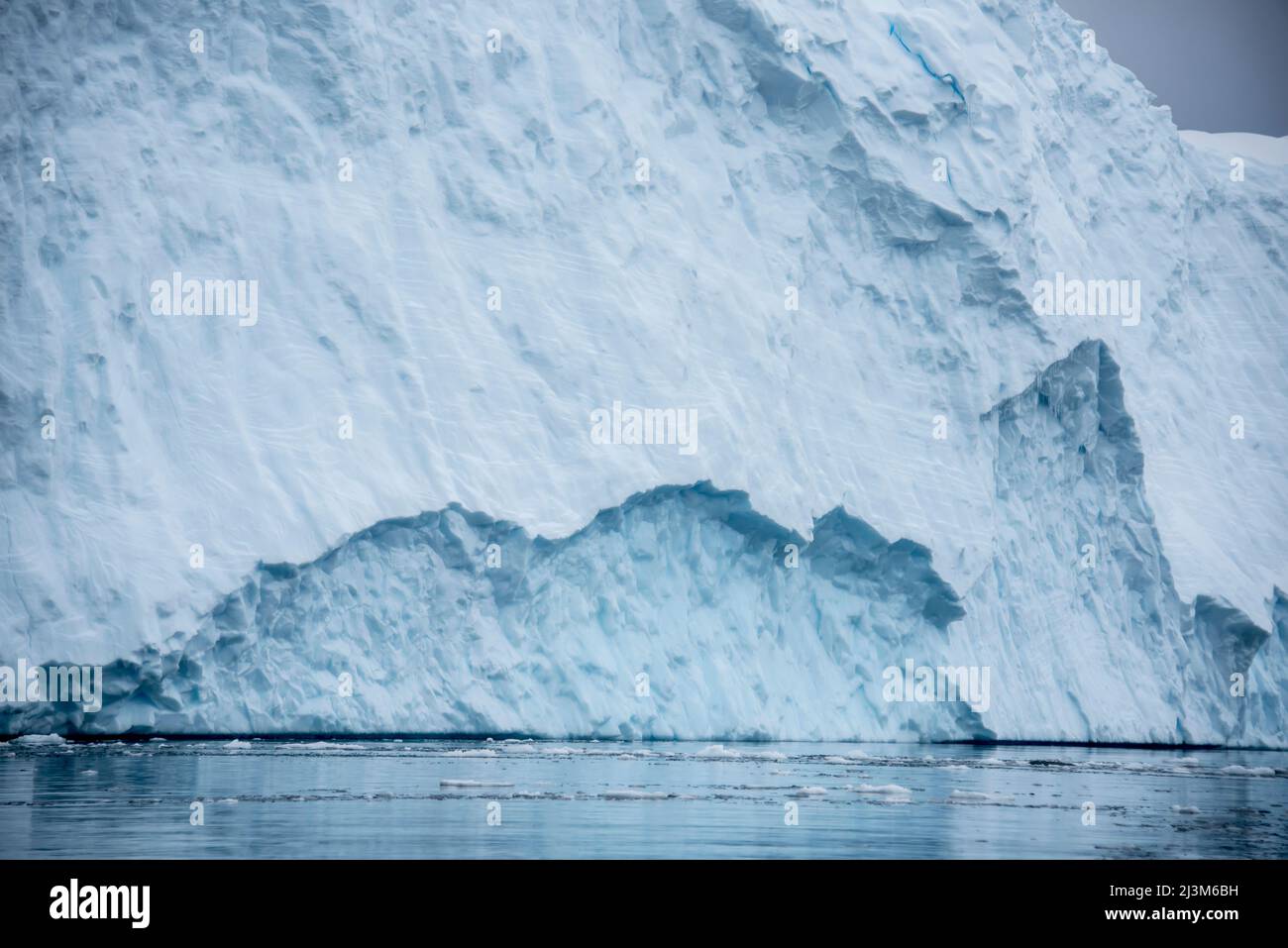 Hohlraum, der von einem riesigen Fragment hinterlassen wird, das sich von einem Eisberg in der Cierva Cove in der Antarktis aufspaltet Stockfoto