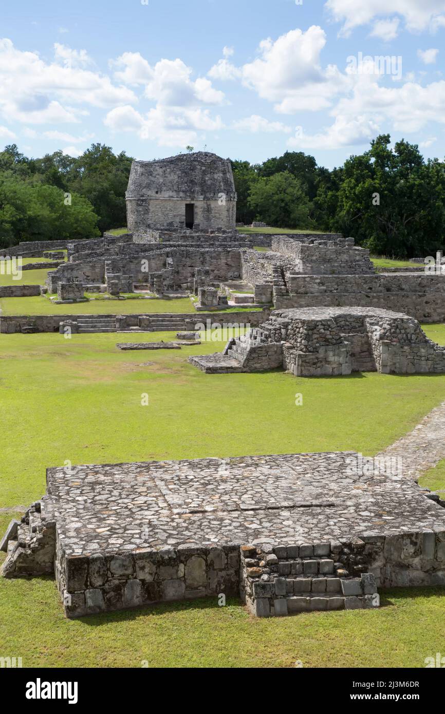 Tempel von Kukulcan (Hintergrund), Maya-Ruinen, Mayapan Archäologische Zone; Mayapan, Yucatan Staat, Mexiko Stockfoto