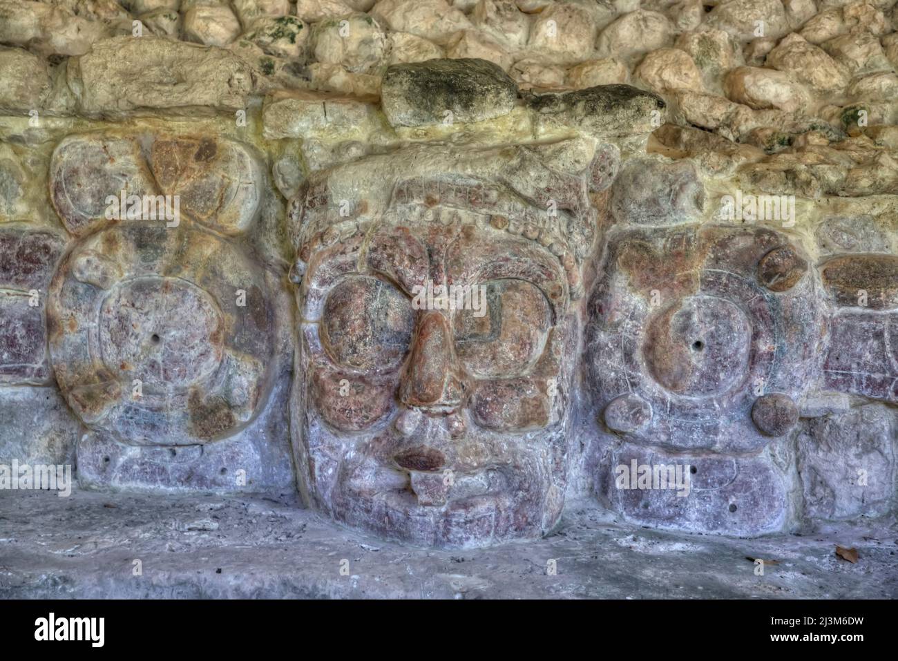 Stuckmaske, Sonnengott, der den Sonnenaufgang darstellt, archäologische Zone Edzna, Staat Campeche, Mexiko; Edzna, Campeche, Mexiko Stockfoto