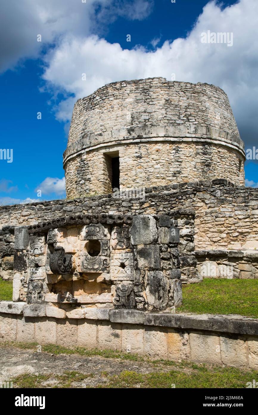 Chac Maske (Vordergrund), runder Tempel (Hintergrund), Maya-Ruinen, Mayapan Archäologische Zone; Mayapan, Bundesstaat Yucatan, Mexiko Stockfoto