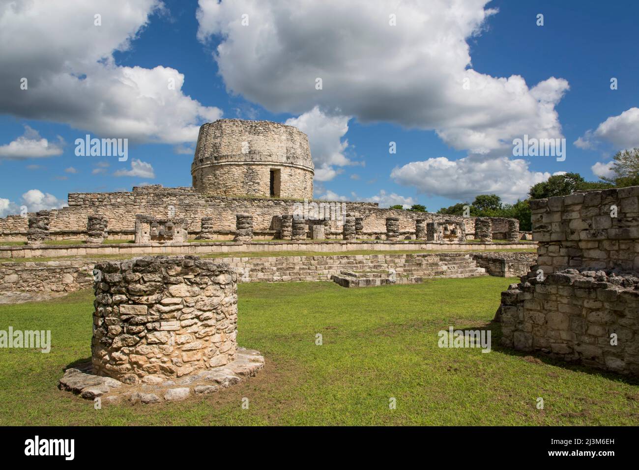Chac Complex (Vordergrund), Round Temple (Hintergrund), Maya-Ruinen, Mayapan Archäologische Zone; Mayapan, Bundesstaat Yucatan, Mexiko Stockfoto