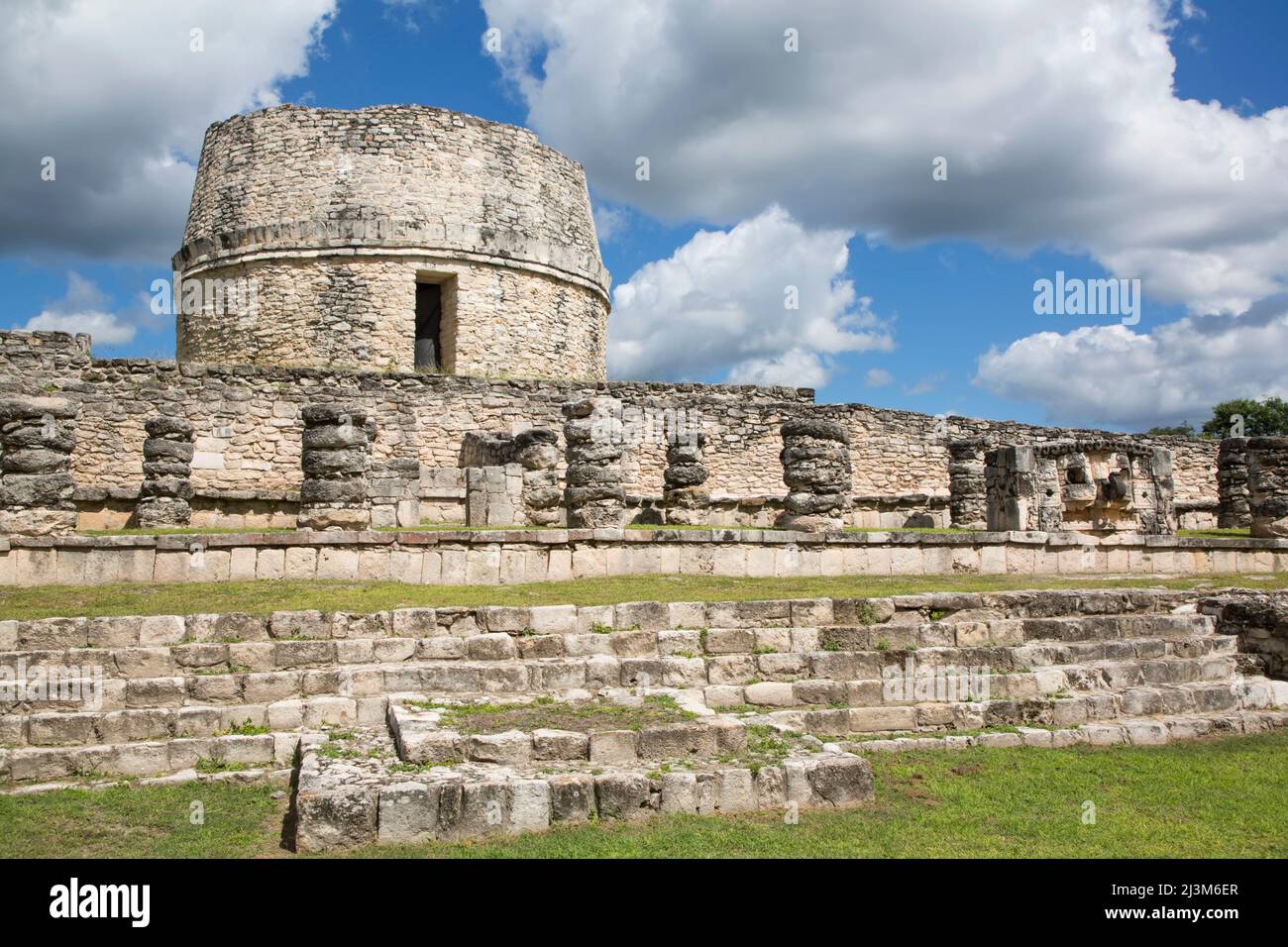 Chac Complex (Vordergrund), Round Temple (Hintergrund), Maya-Ruinen, Mayapan Archäologische Zone; Mayapan, Bundesstaat Yucatan, Mexiko Stockfoto
