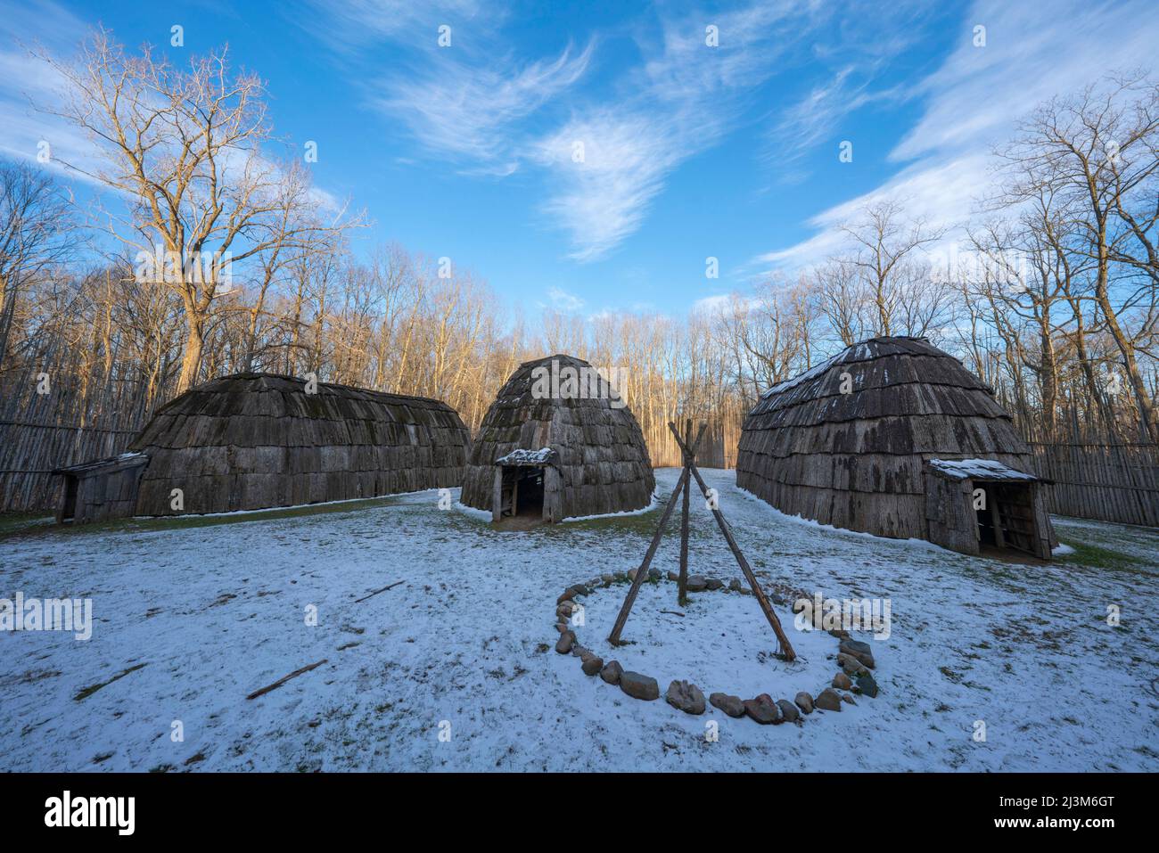 Frau, die im Ska-nah-Doht Village im Longwoods Conservation Area in der Nähe von London, Ontario, unterwegs ist; Mount Brydges, Ontario, Kanada Stockfoto