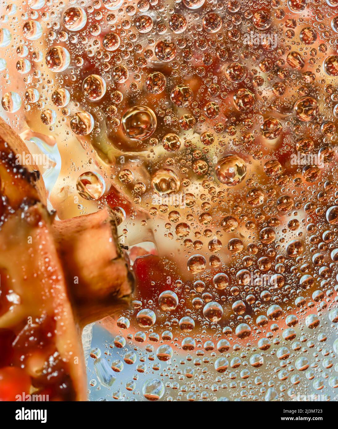 Kreative Makronahrung Stillleben von Granatapfel und Reflexion auf der geknittenen Oberfläche Stockfoto