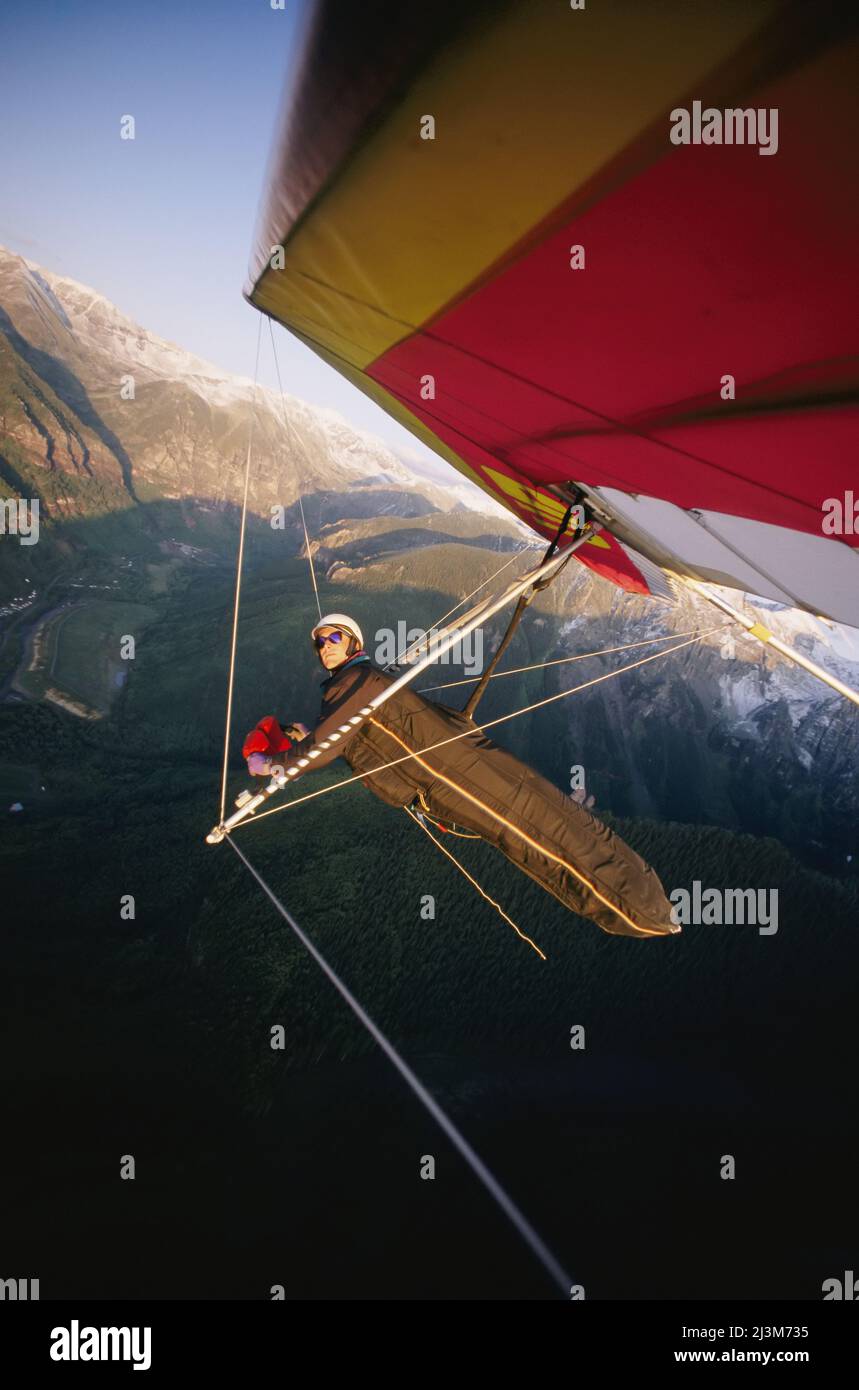 Drachenfliegen mit einer am Flügel montierten Kamera über Telluride; TELLURIDE, COLORADO. Stockfoto