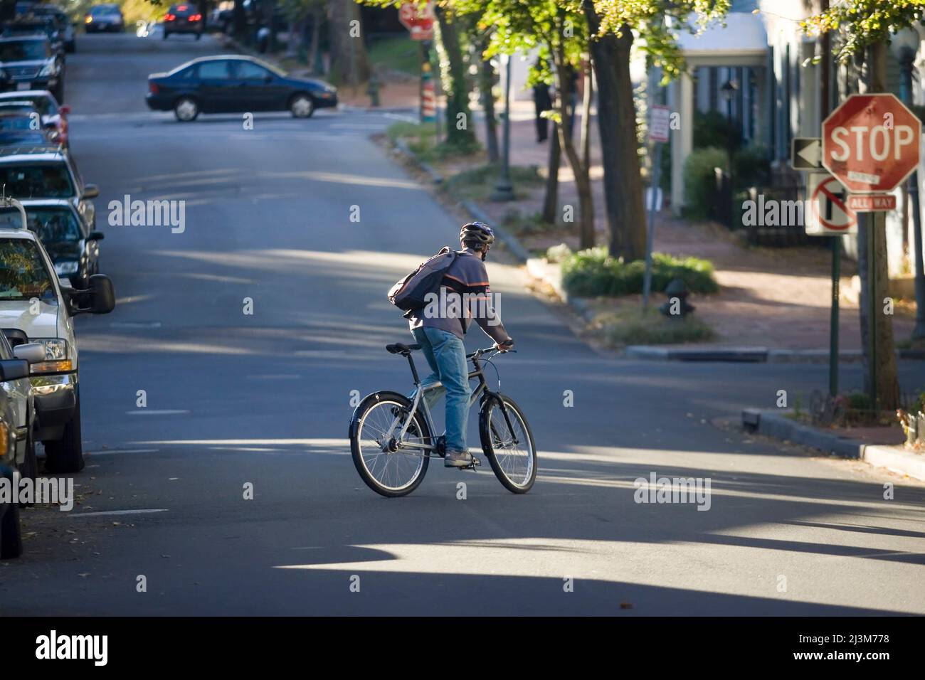 College-Studenten-Fahrräder zur Schule.; Georgetown, Washington, District of Columbia. Stockfoto