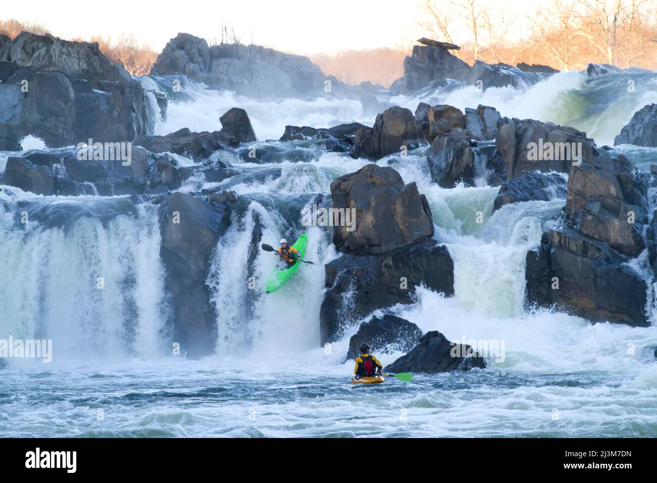 Kajakfahrer, die Great Falls des Potomac River laufen; Great Falls, Maryland/Virginia. Stockfoto