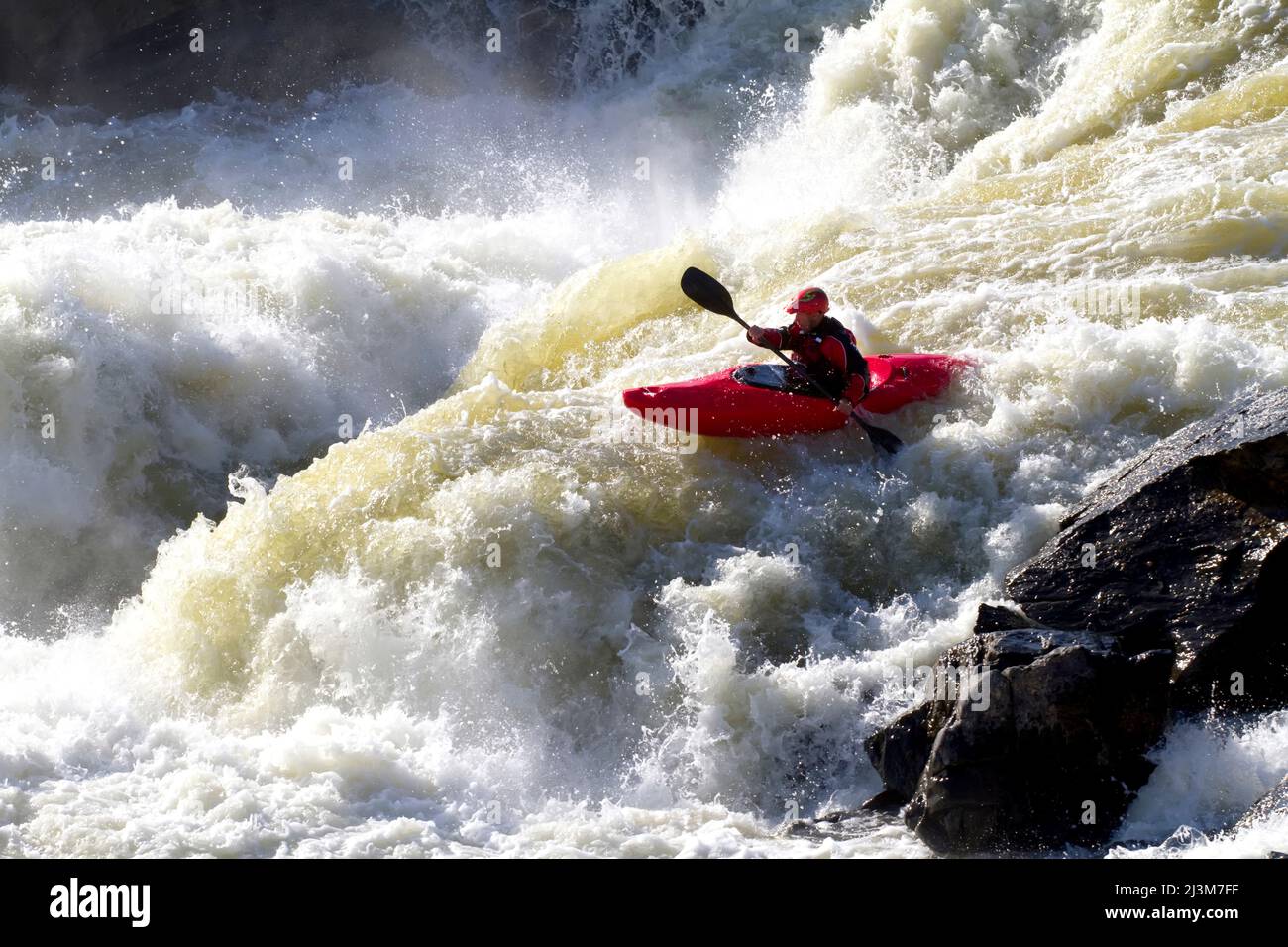 Ein Kajakfahrer großes weißes Wasser läuft den unteren Teil der Great Falls.; Potomac River, Maryland. Stockfoto