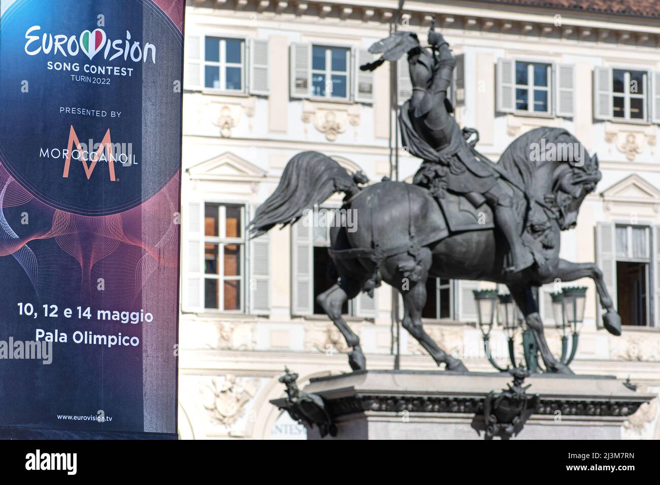 Plakat des Eurovision Music Song Contest 2022 in Turin im Zentrum der Piazza San Carlo im Zentrum von Turin mit Bronzestatue von Emmanuel Philibert Stockfoto