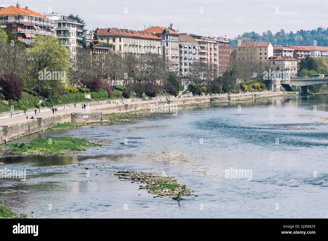 Luftaufnahme des Flusses Po in Turin, Italien mit Gebäuden und Murazzi im Frühjahr Stockfoto