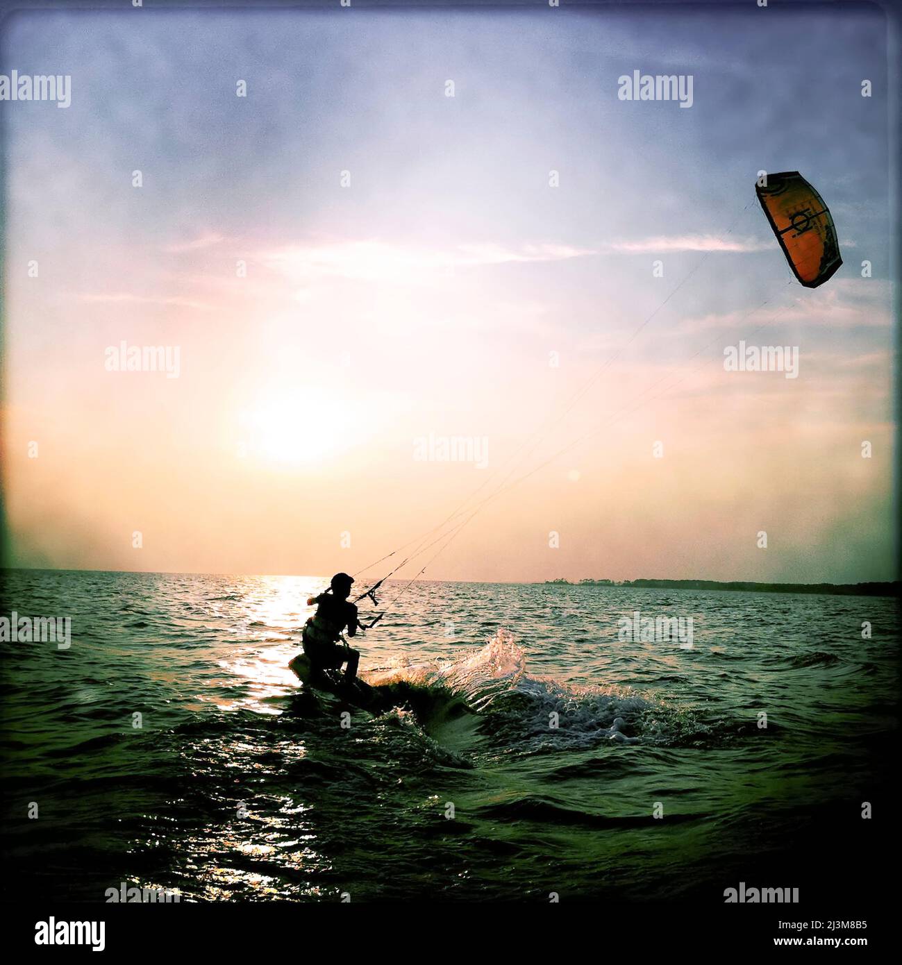 Ein elfjähriger Junge lernt auf Albemarle Sound Kiteboard zu fahren.; Albemarle Sound, Nags Head, North Carolina, USA. Stockfoto