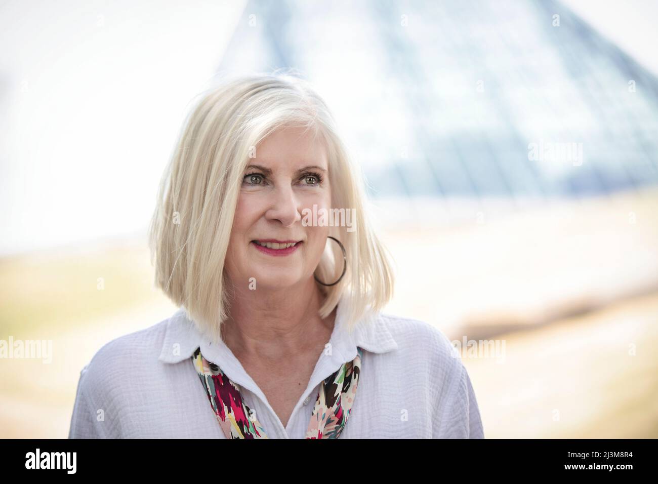 Nahaufnahme einer reifen Frau mit weißem Haar; Edmonton, Alberta, Kanada Stockfoto
