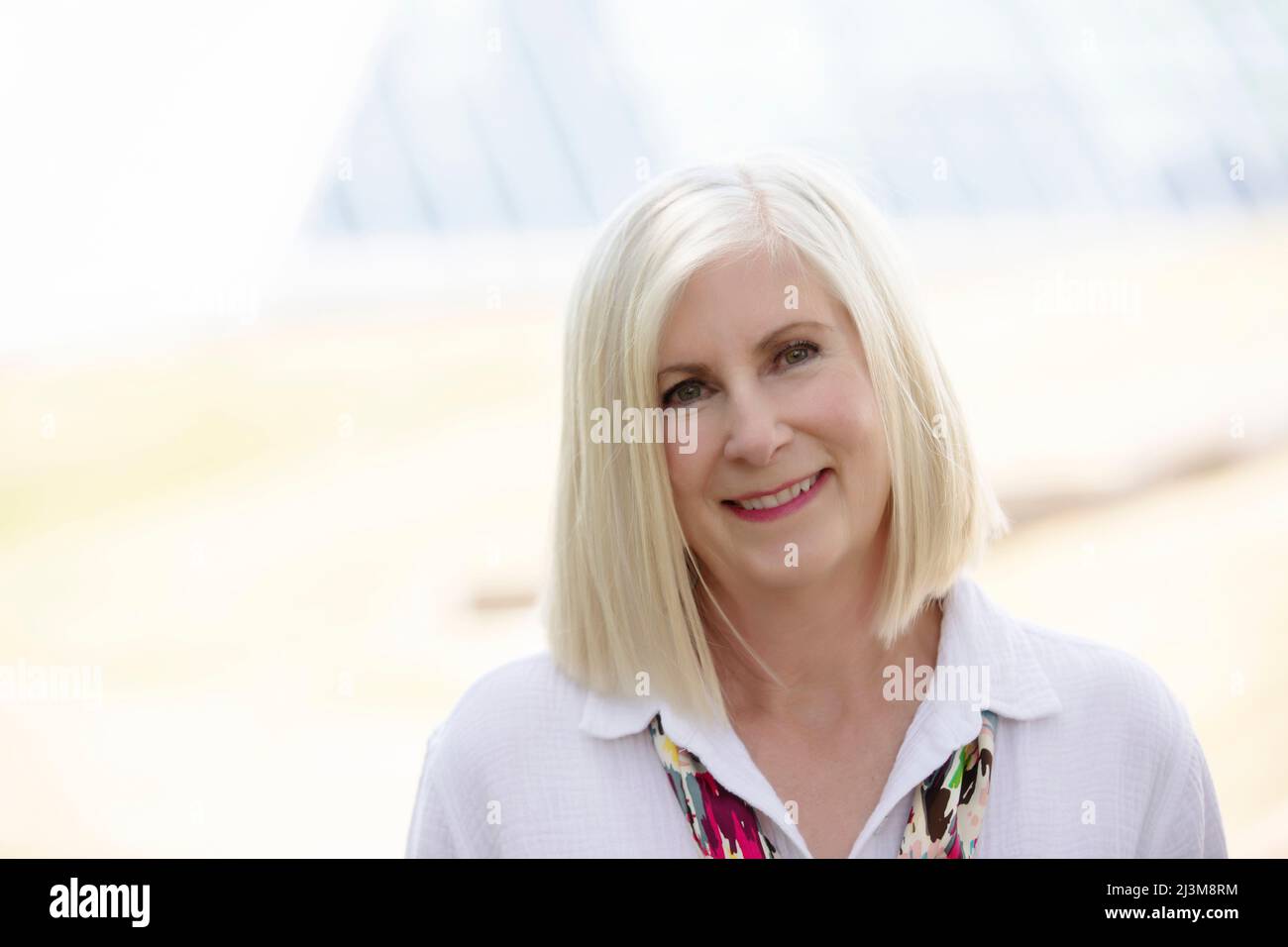 Nahaufnahme einer reifen Frau mit weißem Haar; Edmonton, Alberta, Kanada Stockfoto
