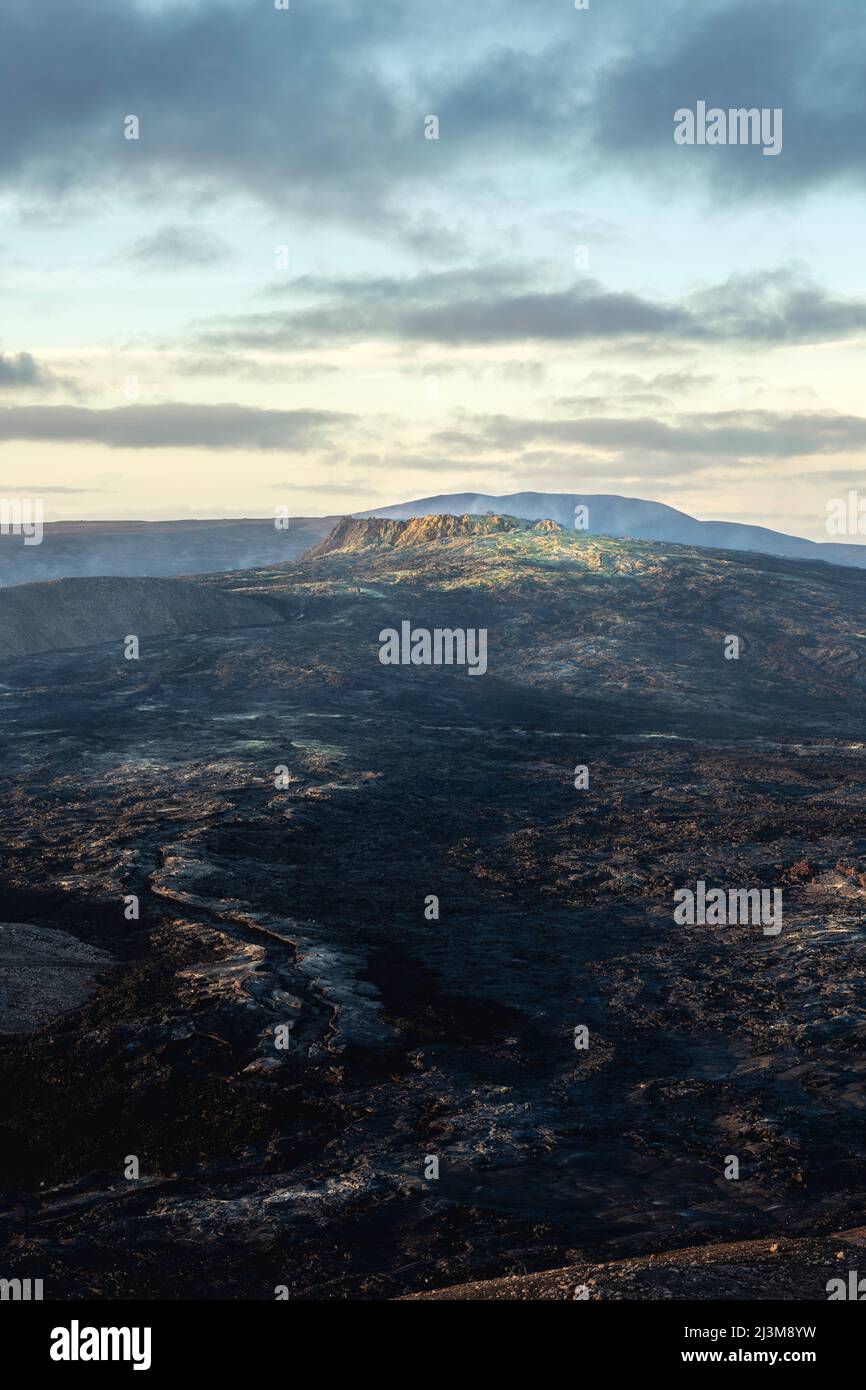 Der Fagradalsfjall Vulkan steht still vor der untergehenden Sonne nach einem kürzlichen Ausbruch; Island Stockfoto