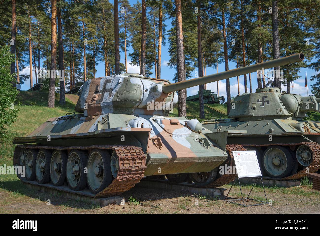 PAROLA, FINNLAND - 10. JUNI 2017: Gefangener sowjetischer Panzer T-34-85 aus der Zeit des Zweiten Weltkriegs im Panzermuseum der Stadt Parola Stockfoto