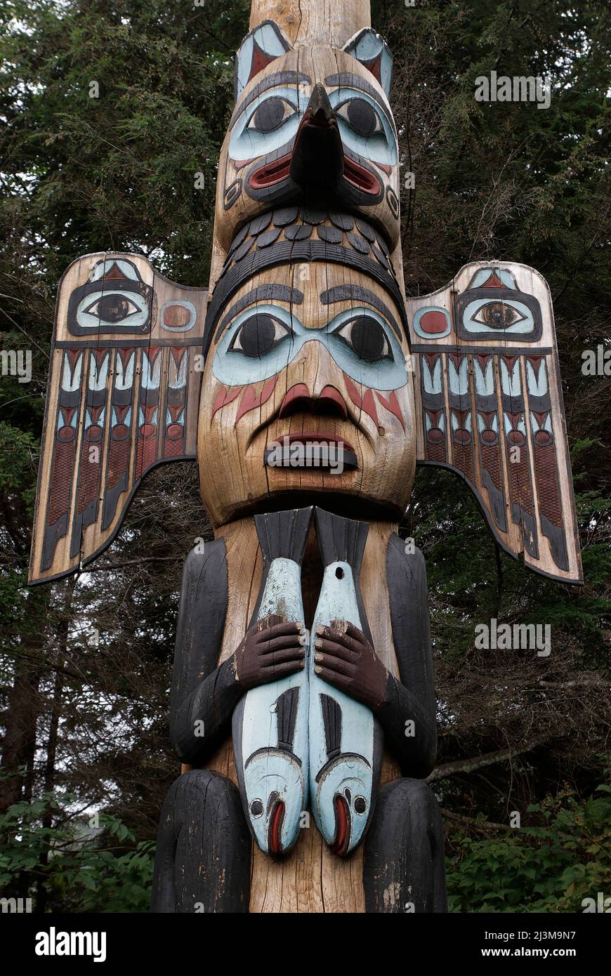 Detail von einem von 14 geschnitzten und bemalten Stangen im Totem Bight State Historical Park in Ketchikan. Auf halbem Weg am Kadjuk Bird Pole ist ein Raven... Stockfoto