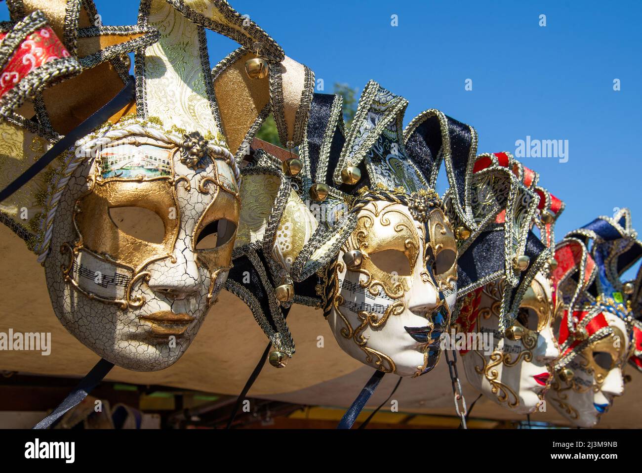 VENEDIG, ITALIEN - 26. SEPTEMBER 2017: Venezianische Masken als Souvenir aus der Nähe an einem sonnigen Tag Stockfoto